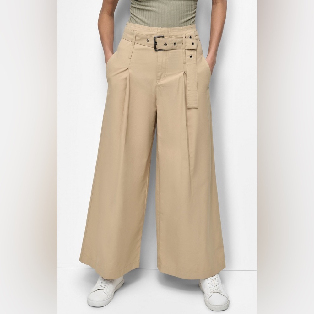 DKNY High Waist, Wide Leg, Pleated Trousers
Tan/Beige Size 6